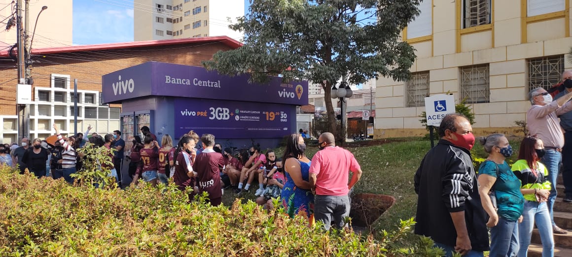 Foto 5 de 8 — Manifestantes se aglomeram na Câmara contra o pedido de impeachment de Edinho Silva